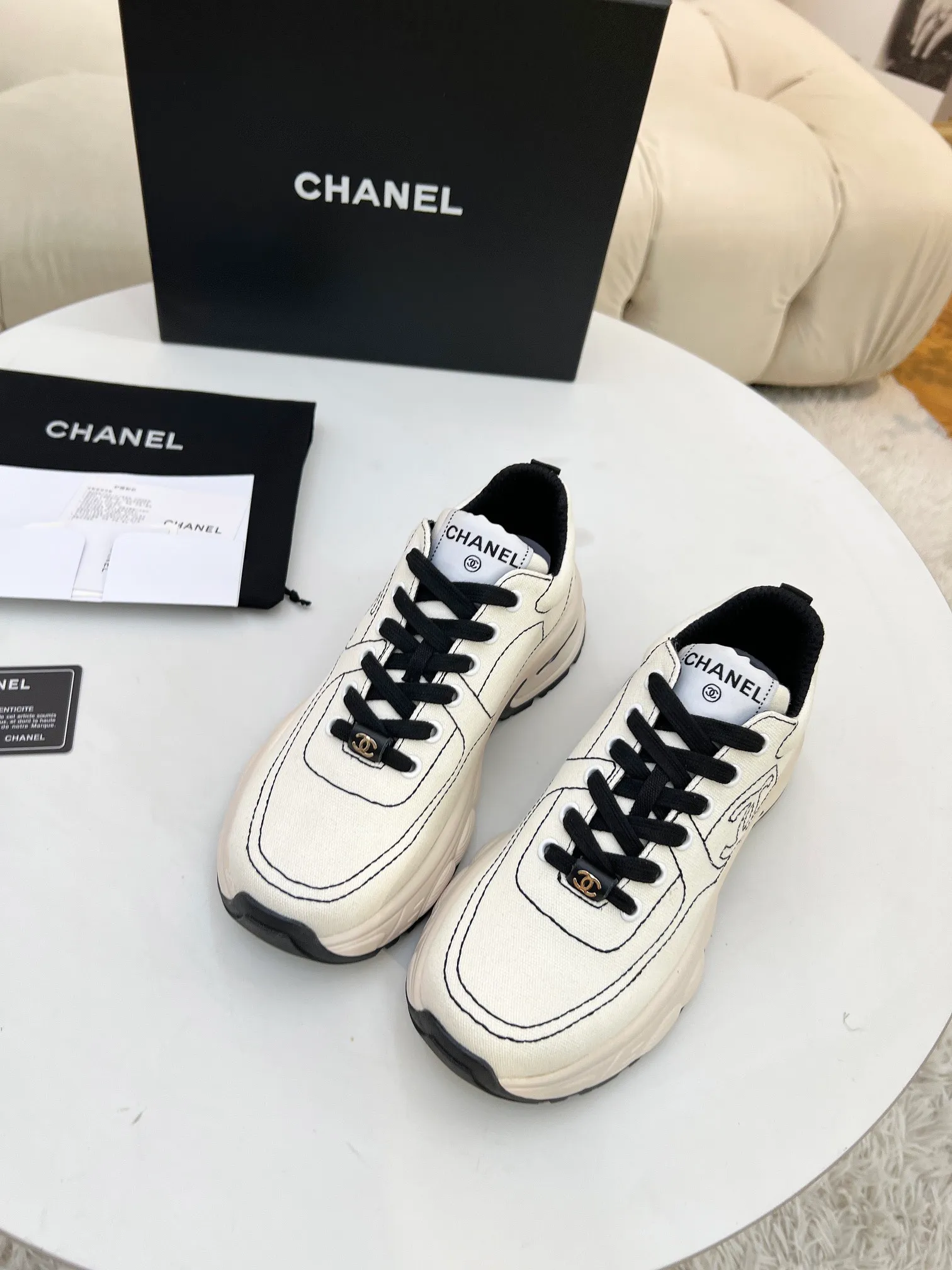 👟👟Ex-factory price 500👟👟 Cloth CHANEL 25C new casual shoes for early spring vacation. A pair of comfortable shoes can reduce the fatigue on your feet. The new style is very versatile, whether it is daily wear or a sister party. It can be easily used for commuting in the workplace, outdoor sports and various occasions. It can increase the height, straighten the legs, modify the shape of the feet, is comfortable and comfortable without rubbing the feet, and has good breathability. It can also be worn in summer. Office workers can also easily own it when wearing it. The fabric is pebbled cowhide + plaid pad to show off sheepskin. The original open-molded rubber foam outsole! size: 35-40 (41 customized, non-refundable and non-exchangeable)